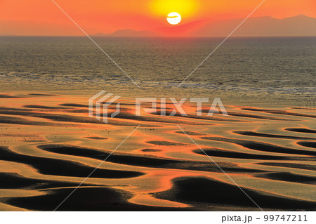 【熊本県】絶景日の御輿来海岸の夕景 99747211