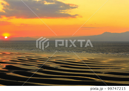 【熊本県】絶景日の御輿来海岸の夕景 【熊本県】絶景日の御輿来海岸の夕景 99747215