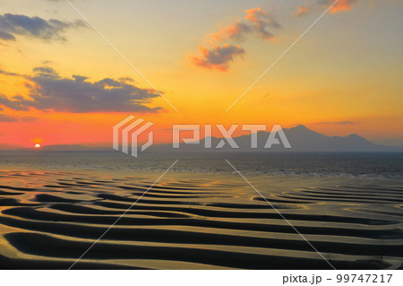 【熊本県】絶景日の御輿来海岸と雲仙の夕景 【熊本県】絶景日の御輿来海岸と雲仙の夕景 99747217