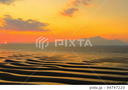 【熊本県】絶景日の御輿来海岸と雲仙の夕景 99747220