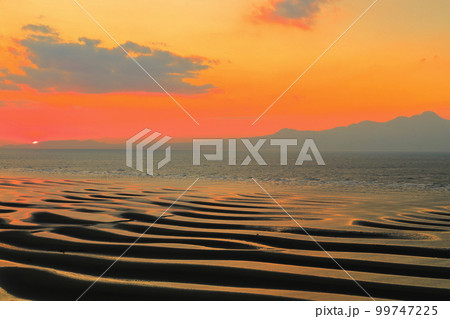 【熊本県】絶景日の御輿来海岸と雲仙の夕景 99747225