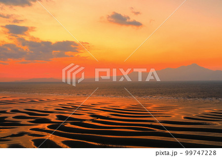 【熊本県】絶景日の御輿来海岸と雲仙の夕景 【熊本県】絶景日の御輿来海岸と雲仙の夕景 99747228