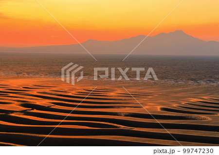 【熊本県】絶景日の御輿来海岸と雲仙の夕景 99747230