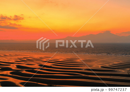 【熊本県】絶景日の御輿来海岸と雲仙の夕景 99747237