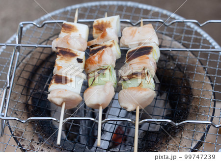 七輪で焼き鳥を焼いている 七輪で焼き鳥を焼いている 99747239