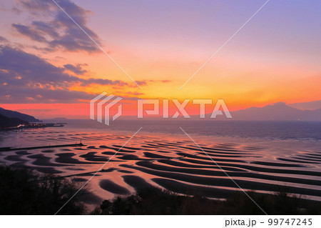 【熊本県】絶景日の御輿来海岸と雲仙の夕景 99747245