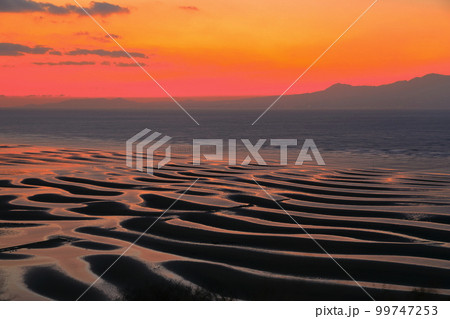 【熊本県】絶景日の御輿来海岸の夕景 99747253