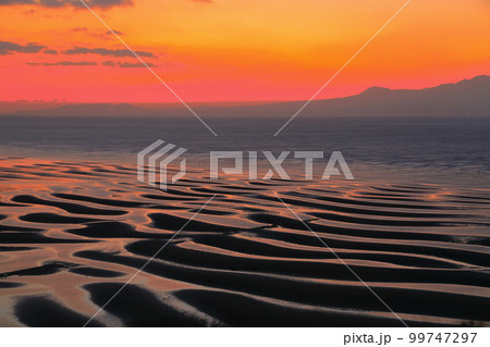 【熊本県】絶景日の御輿来海岸の夕景 99747297