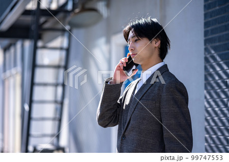 電話をする男性 99747553