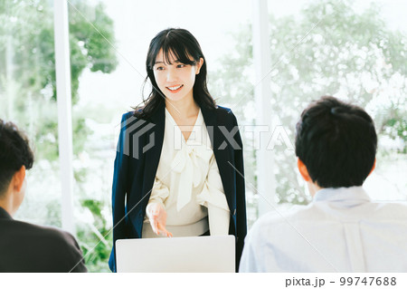 プレゼンする女性 プレゼンする女性 99747688