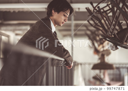 悲しそうな男性 99747871