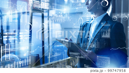 倉庫を点検をするスタッフ 99747958