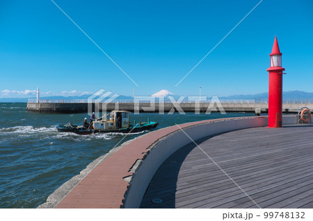 片瀬漁港の東プロムナードから見る富士山　赤灯台と白灯台 99748132