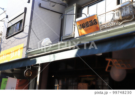 谷中ぎんざ商店街（酒店の屋根の上の猫） 99748230