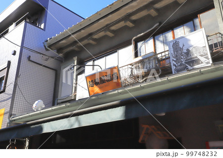 谷中ぎんざ商店街（酒店の屋根の上の猫） 99748232