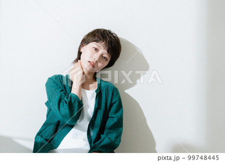 クールな若い女性のポートレート クールな若い女性のポートレート 99748445