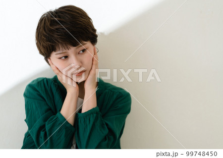 クールな若い女性のポートレート 99748450