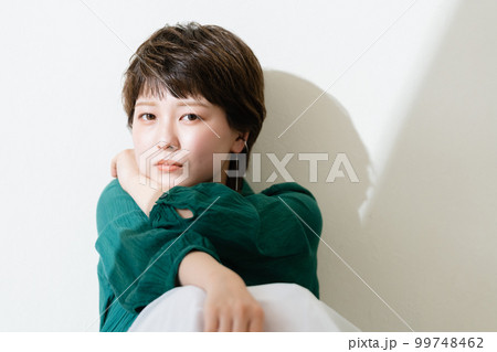 クールな若い女性のポートレート 99748462