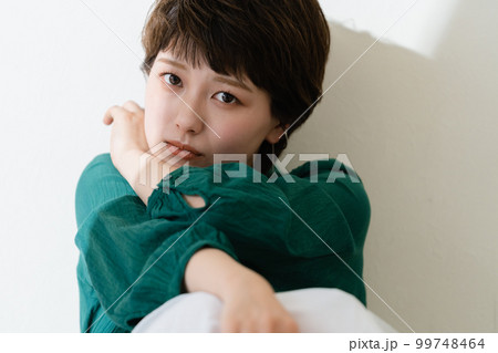 クールな若い女性のポートレート 99748464