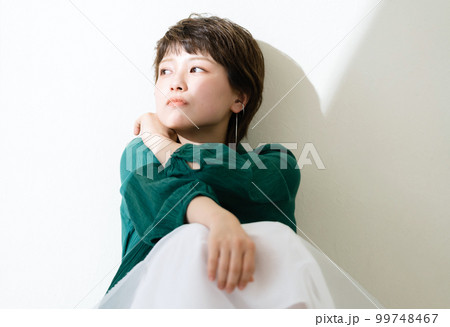 クールな若い女性のポートレート クールな若い女性のポートレート 99748467