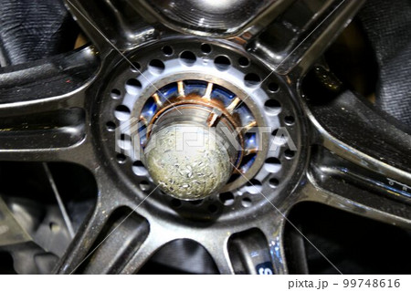 レースカーのセンターロックハブ 99748616