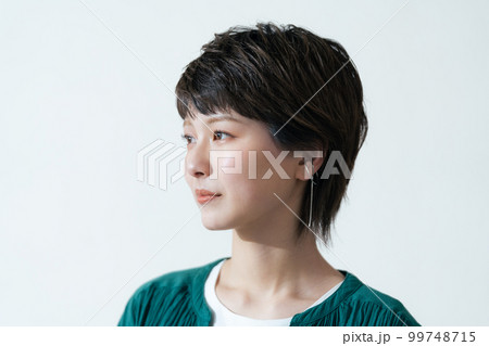 クールな若い女性のポートレート クールな若い女性のポートレート 99748715