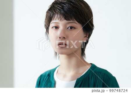 クールな若い女性のポートレート 99748724