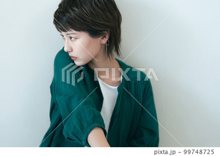 クールな若い女性のポートレート 99748725