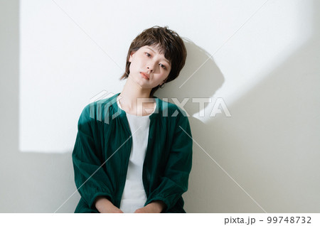 クールな若い女性のポートレート クールな若い女性のポートレート 99748732