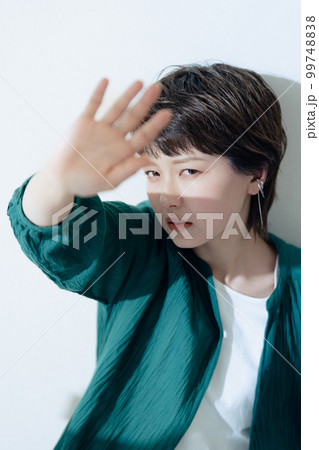 紫外線が気になる若い女性のポートレート 紫外線が気になる若い女性のポートレート 99748838