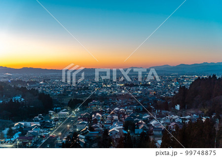 会津若松市の町並み　冬　雪景色　夕景 99748875