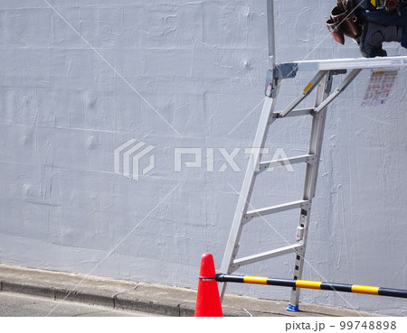 立ち馬に乗っての作業 99748898