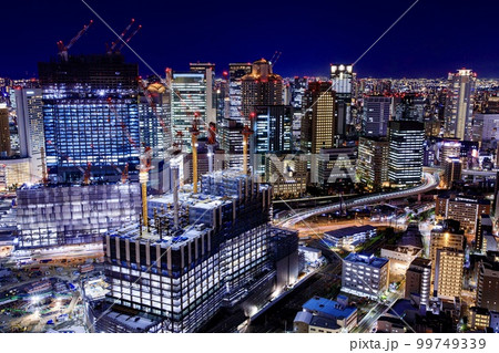 大阪府　梅田スカイビルから眺める大阪の夜景（大阪駅方面） 99749339