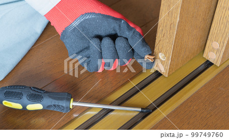 引き戸の戸車を修理・点検する作業員　イメージ 99749760