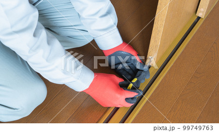 引き戸の戸車を修理・点検する作業員　イメージ 99749763