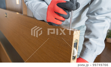 引き戸の戸車を修理・点検する作業員 イメージ 引き戸の戸車を修理・点検する作業員 イメージ 99749766