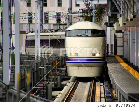 高架化・線路切替工事を終えた真新しい高架線・高架ホームを行く… 豪華特急スペーシア・100系 高架化・線路切替工事を終えた真新しい高架線・高架ホームを行く… 豪華特急スペーシア・100系 99749874