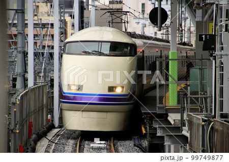 高架化・線路切替工事を終えた真新しい高架線・高架ホームを行く… 豪華特急スペーシア・100系 高架化・線路切替工事を終えた真新しい高架線・高架ホームを行く… 豪華特急スペーシア・100系 99749877