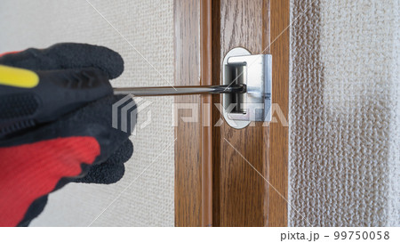 扉の調整ラッチの位置を調整する　イメージ 99750058