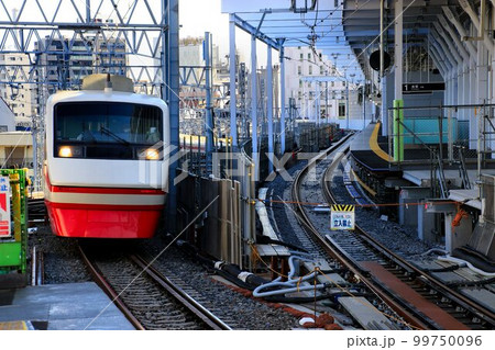 高架化・線路切替工事を終えた真新しい高架線・高架ホームを行く…  特急りょうもう・200系 99750096