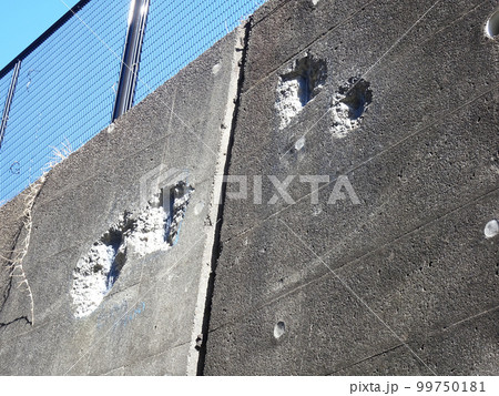 コンクリート擁壁の爆裂補修　2023年2月 99750181