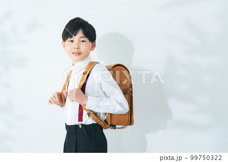 ランドセルを背負った男の子 99750322