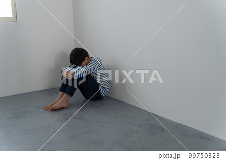 暗い部屋で落ち込む男の子 99750323