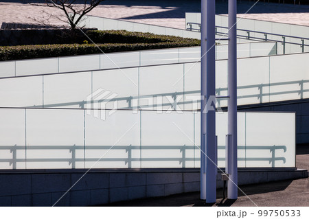 公共施設に設置された車椅子用スロープ 公共施設に設置された車椅子用スロープ 99750533