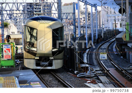 高架化・線路切替工事を終えた真新しい高架線・高架ホームを行く…  特急リバティ・500系 99750738