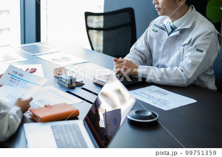建設計画を打ち合わせるエンジニア　顔無し 99751359