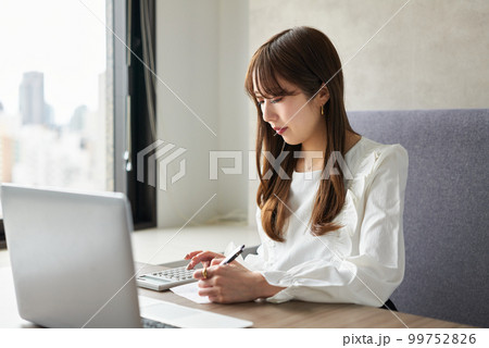 ノートパソコンで確定申告する女性 99752826