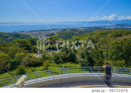神奈川県平塚市の湘南平展望台と南側の俯瞰(大磯町,伊豆半島,大島など) 神奈川県平塚市の湘南平展望台と南側の俯瞰(大磯町,伊豆半島,大島など) 99752878