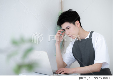 お店の売り上げに悩む若いスタッフやオーナー 99753061