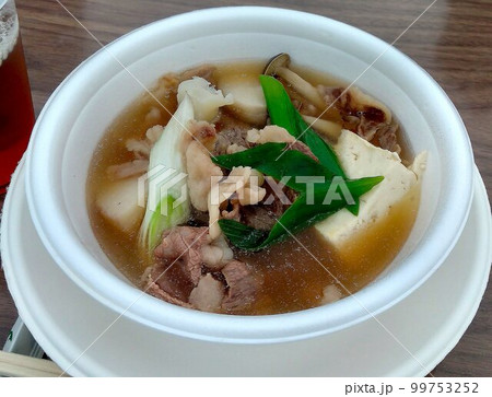 山形の秋を河原で味わう郷土の味… 芋煮 99753252